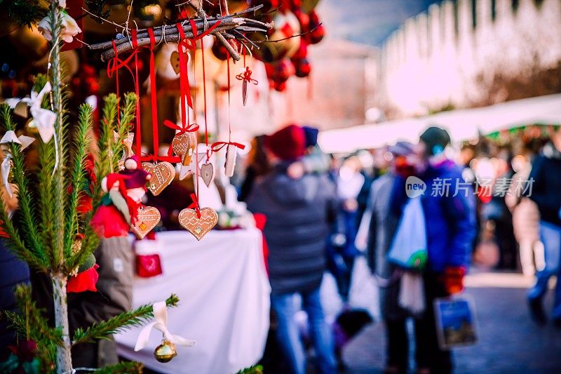意大利圣诞市场Trentino Alto Adige上的圣诞装饰